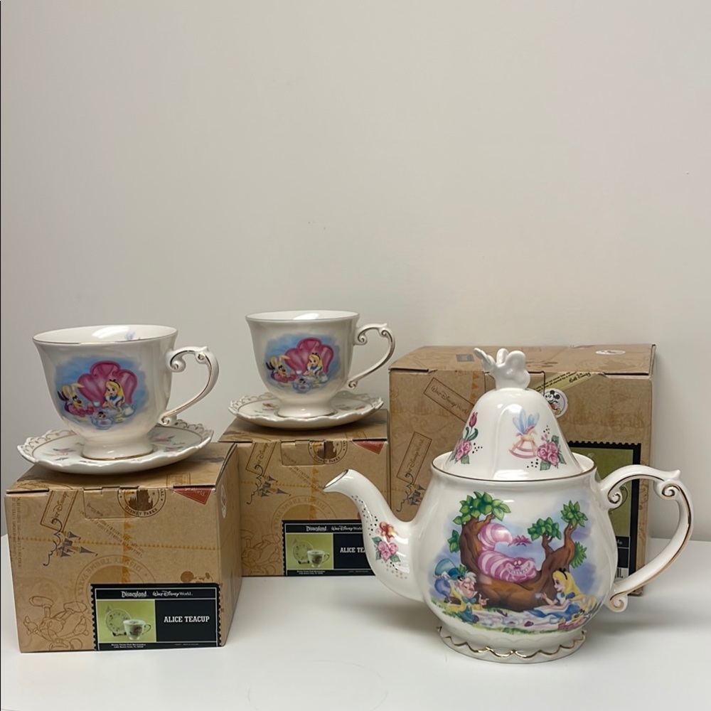 Disney Alice Teapot and Teacup Set